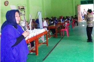 Rini Sardjono saat memberikan pengarahan sebelum kegiatan pengobatan gratis digelar.